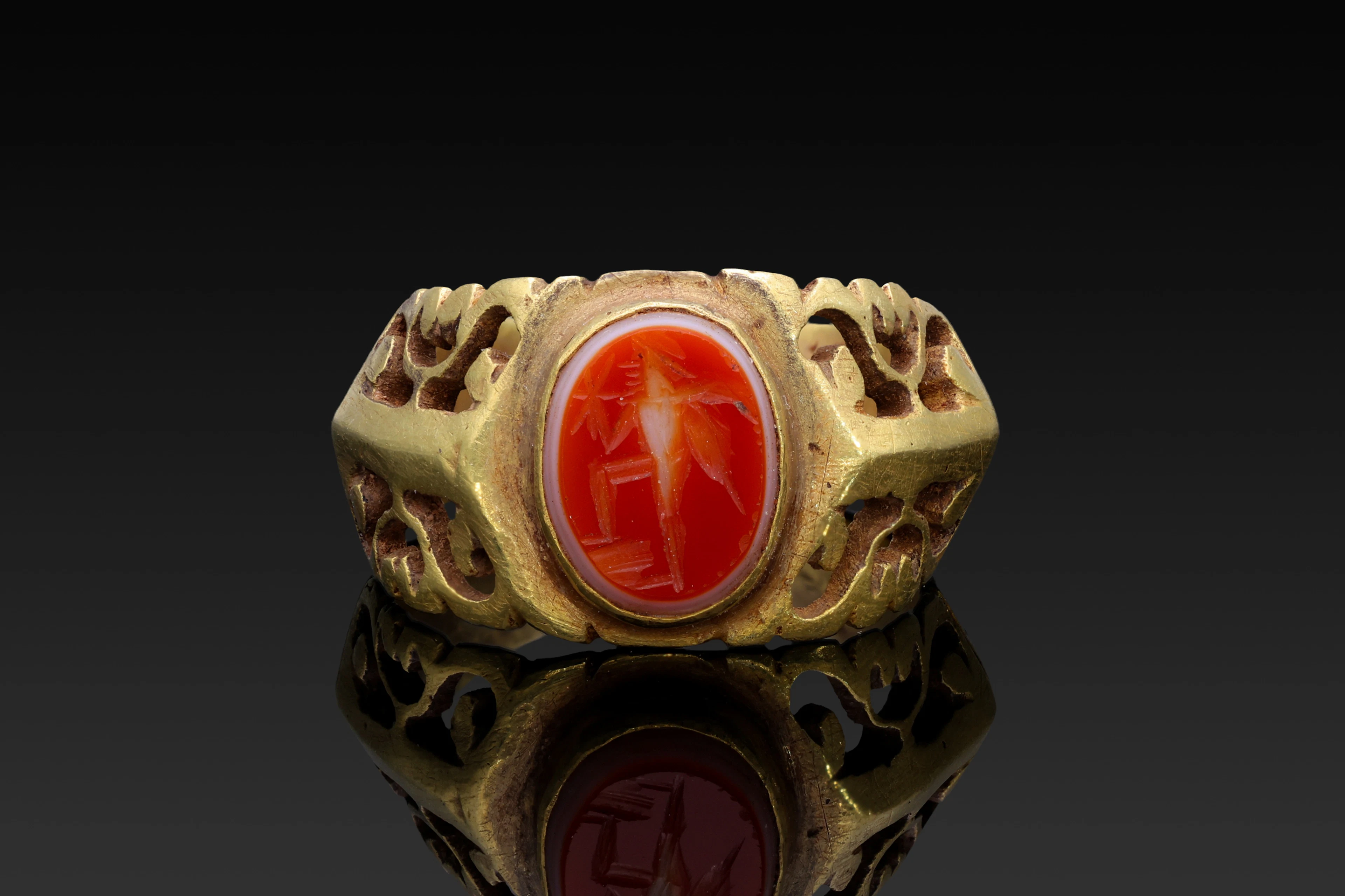 RARE OPENWORK GOLD RING WITH AGATE INTAGLIO OF EROS
