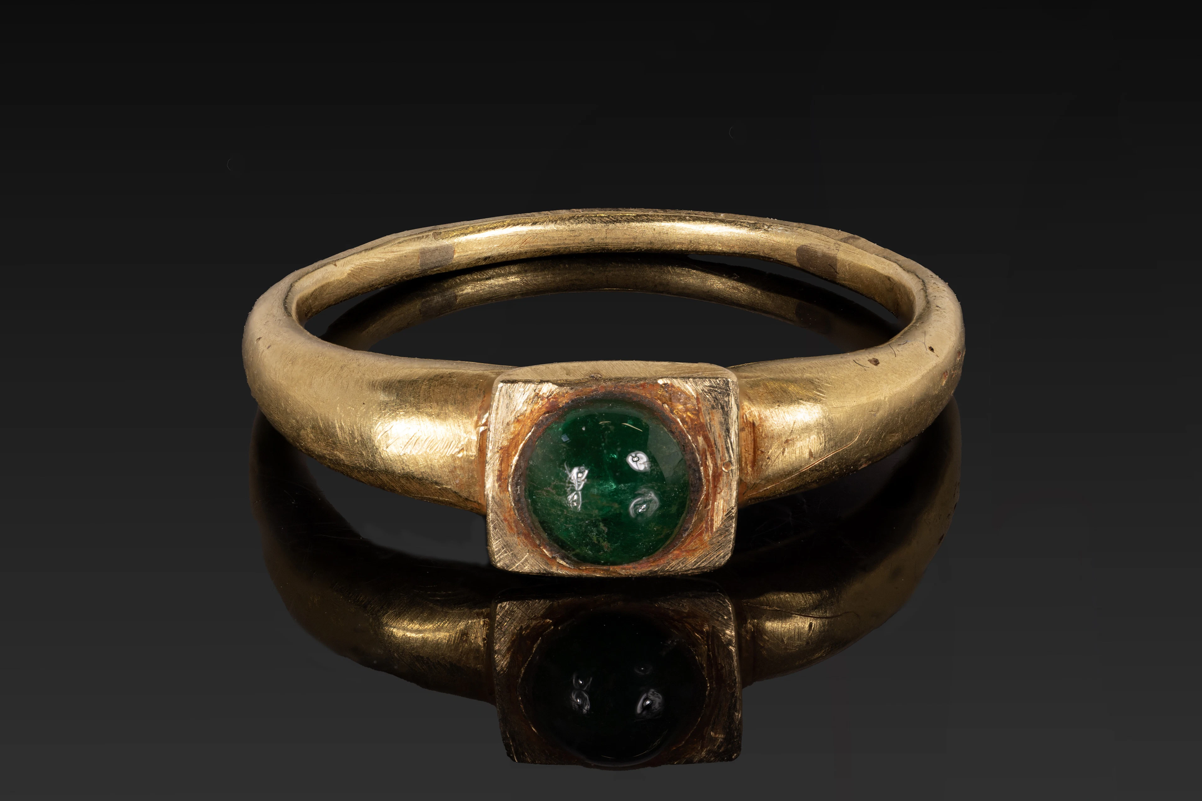 MEDIEVAL GOLD RING WITH EMERALD CABOCHON