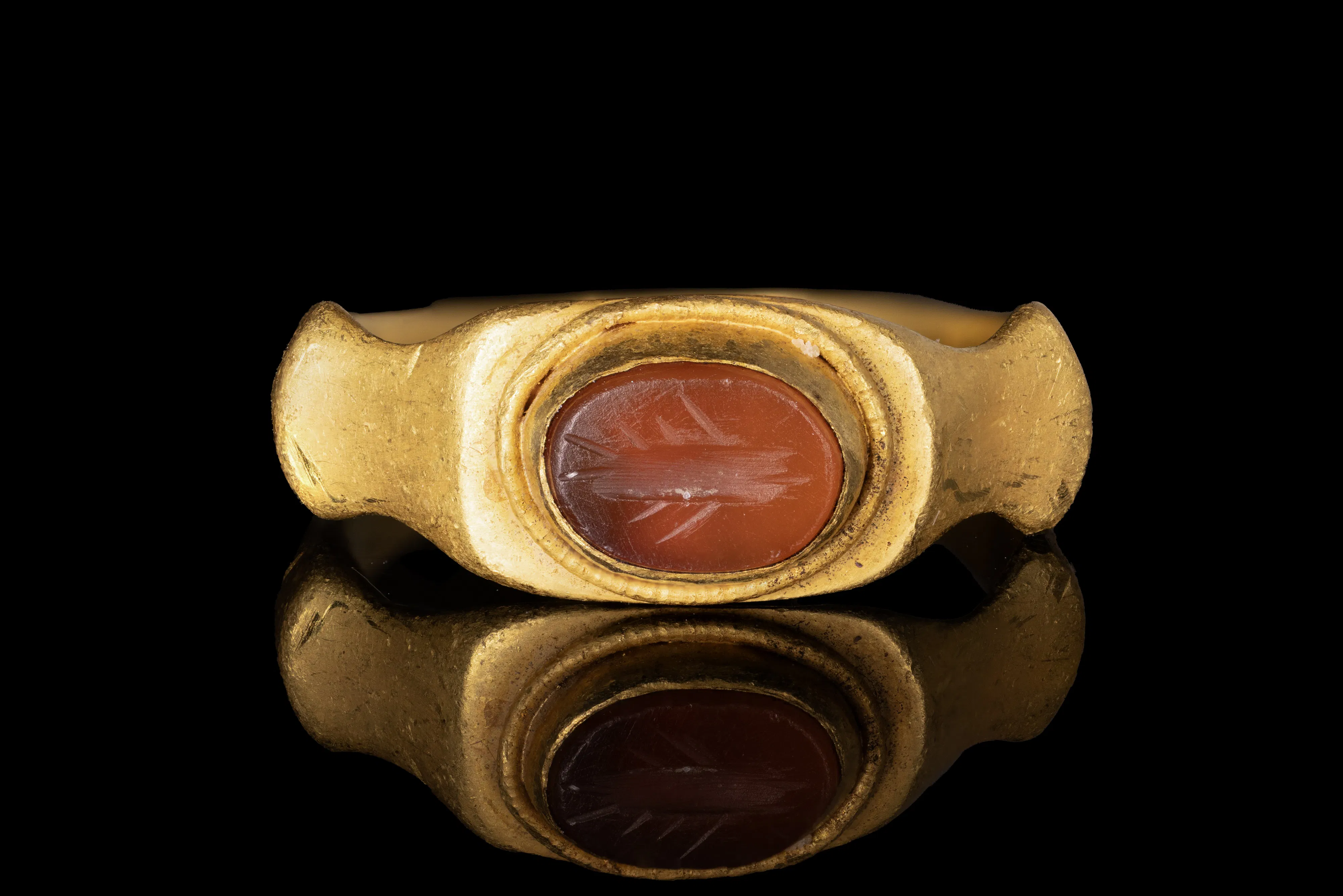 ROMAN GOLD RING WITH CARNELIAN INTAGLIO OF A FISH