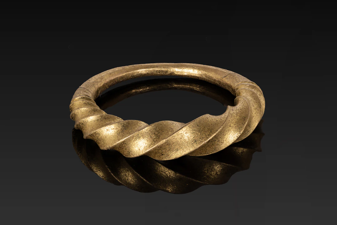 ELEGANT VIKING GOLD TWISTED RING