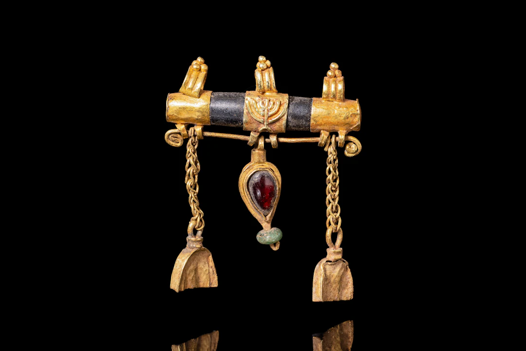 LATE ROMAN GOLD AND STONE PENDANT WITH MENORAH