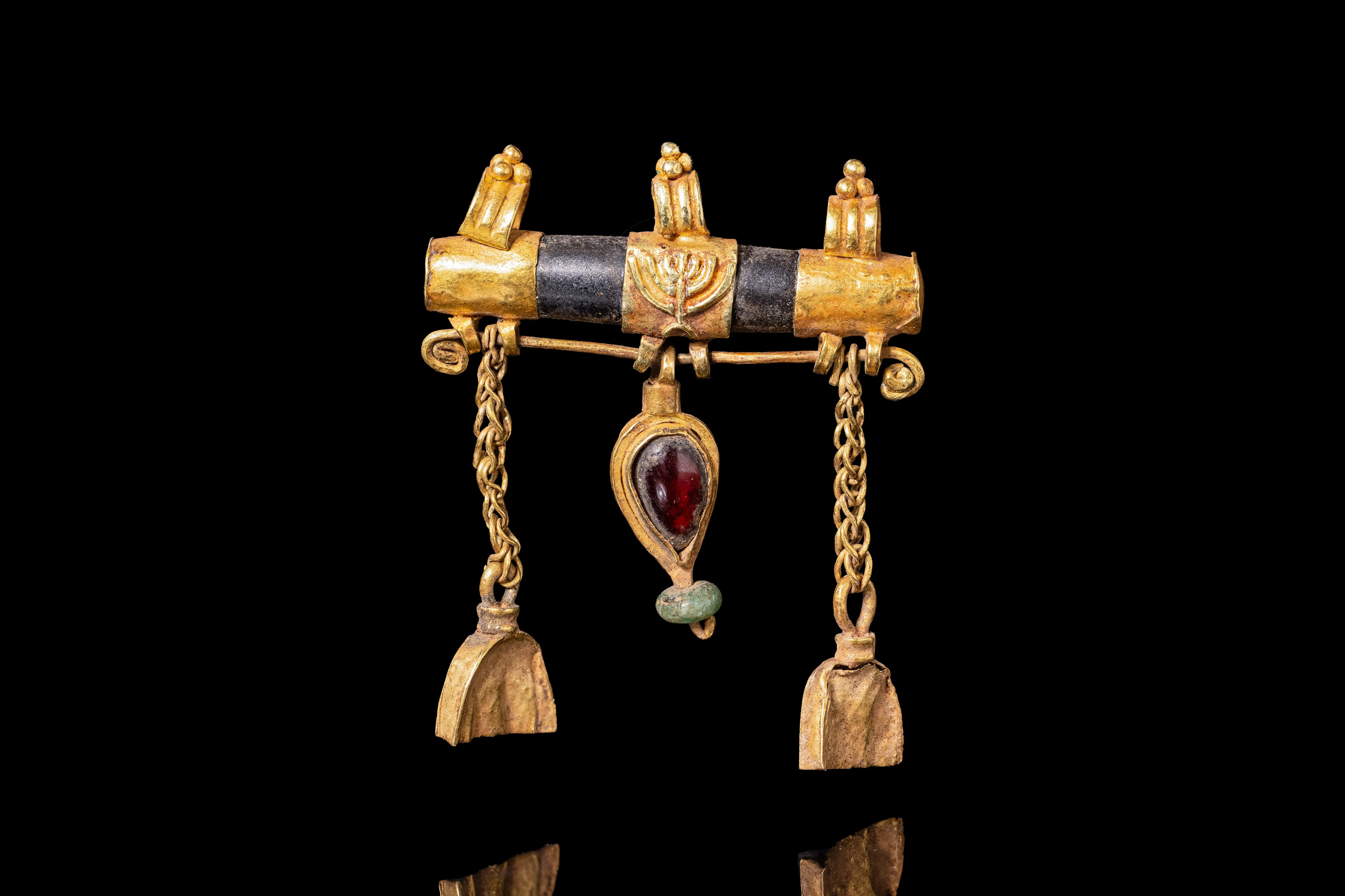 LATE ROMAN GOLD AND STONE PENDANT WITH MENORAH