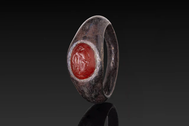 ROMAN SILVER RING WITH CARNELIAN INTAGLIO DEPICTING APOLLO