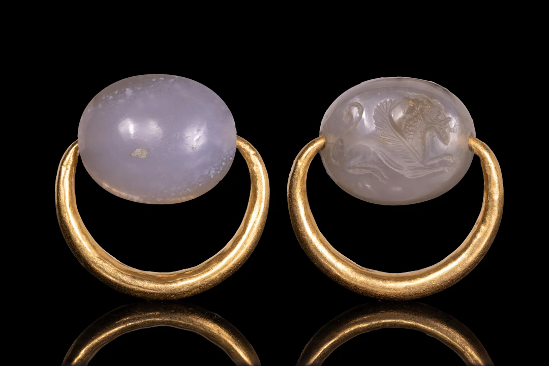 GRAECO-ETRUSCAN GOLD SWIVEL RING WITH CHALCEDONY SCARAB ENGRAVED WITH A GRIFFIN