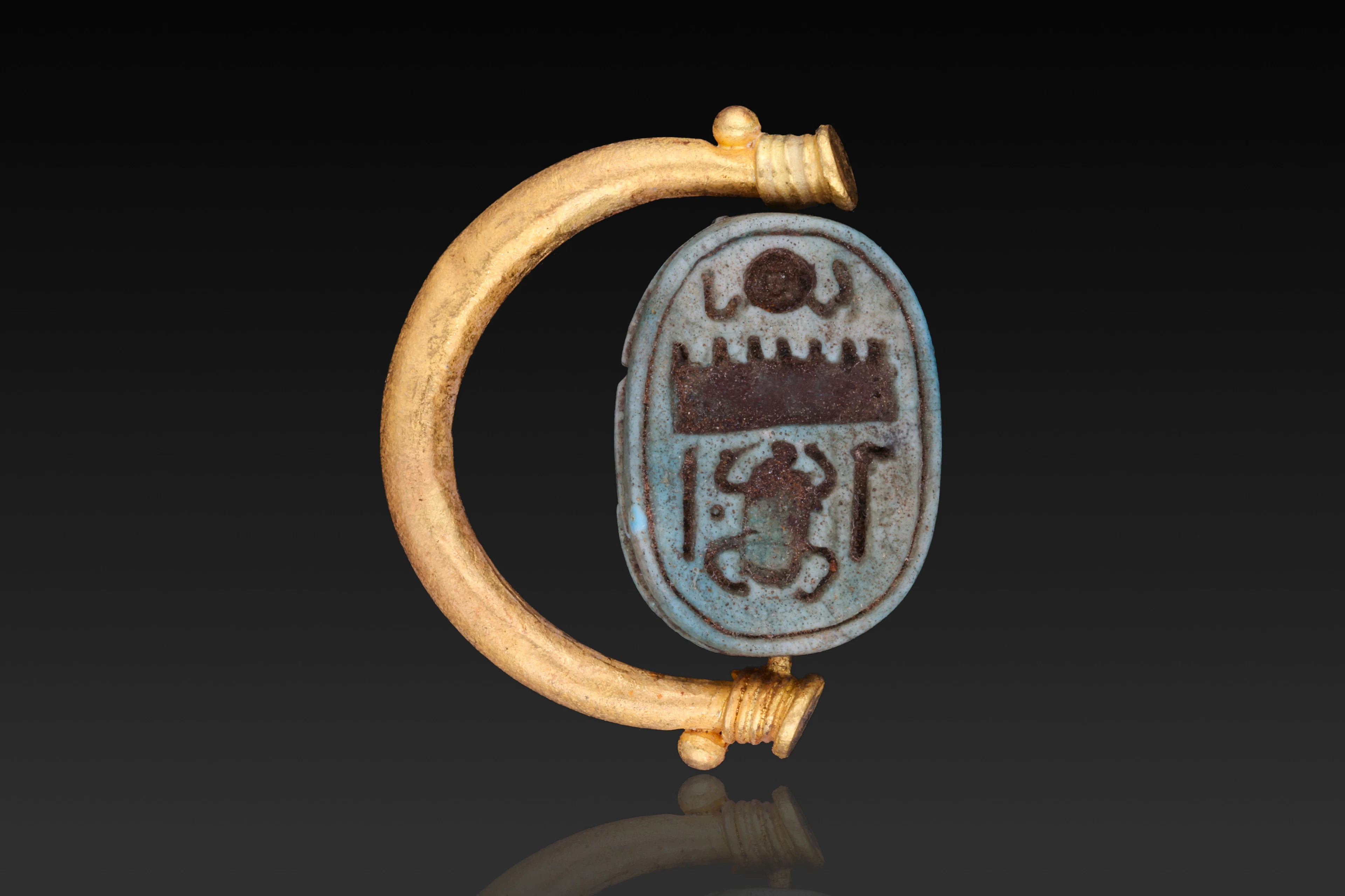 EGYPTIAN FAIENCE SCARAB WITH PRENOMEN OF THUTMOSE III IN GOLD RING