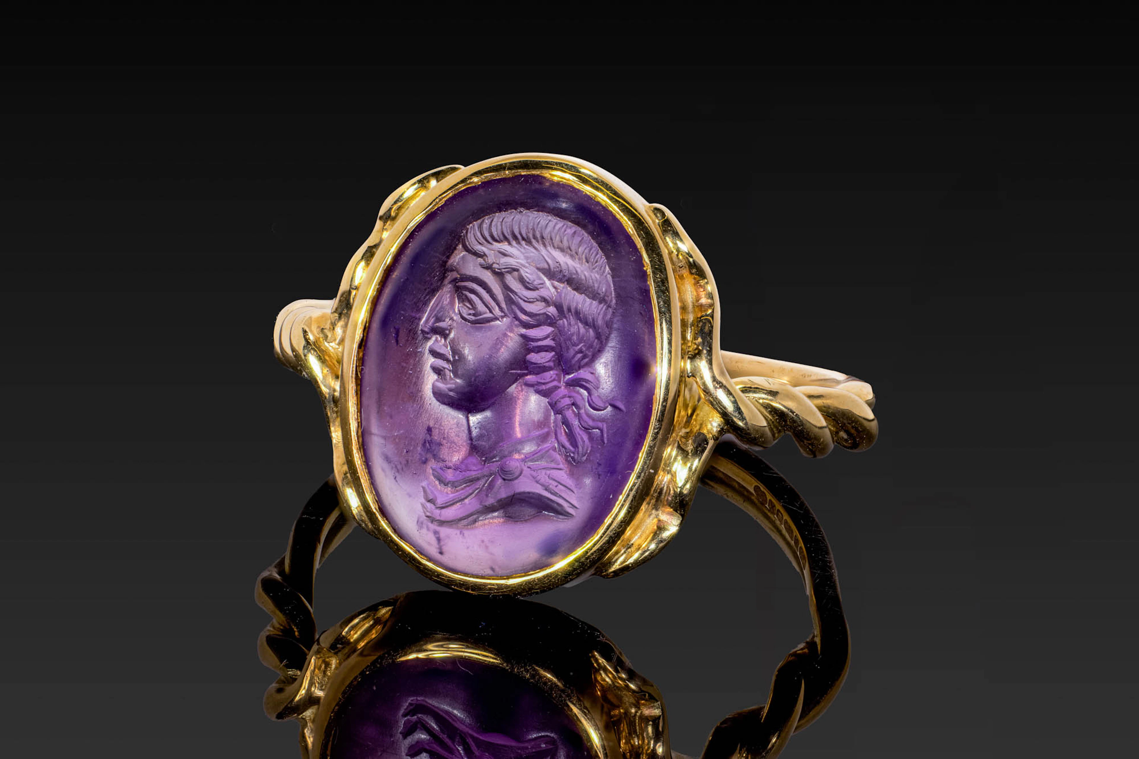 STUNNING ROMAN AMETHYST INTAGLIO OF VENUS VICTRIX IN GOLD RING
