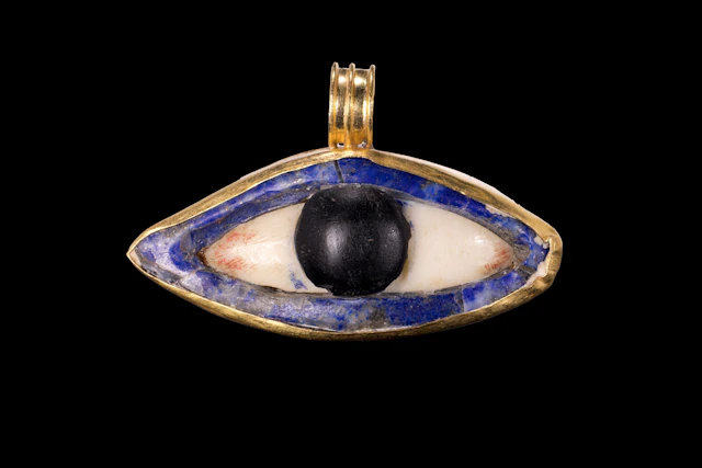 EGYPTIAN LAPIS LAZULI AND STONE EYE AMULET IN GOLD PENDANT