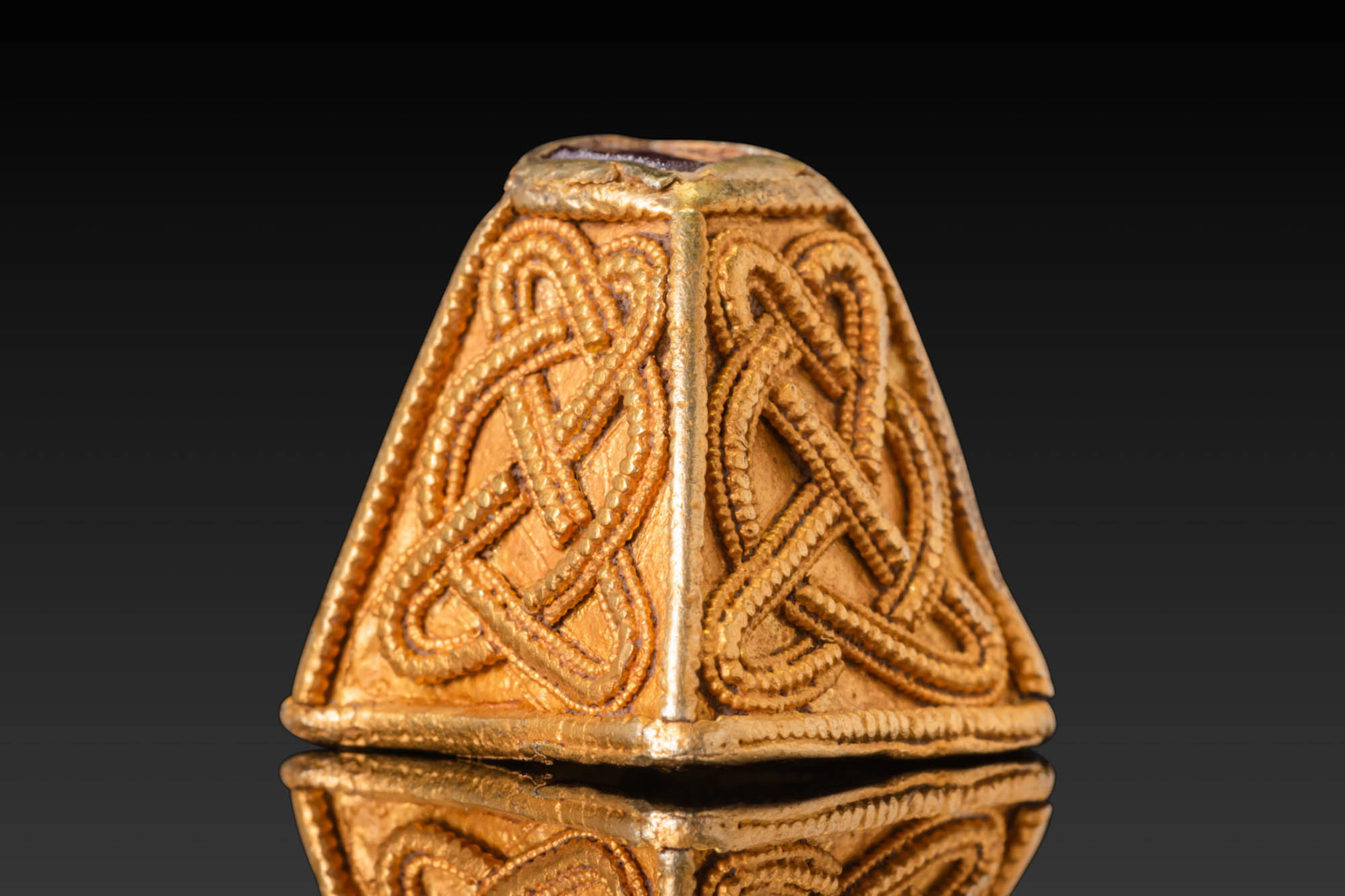SAXON ERA HIGH KARAT GOLD AND GARNET SCABBARD PYRAMID FITTING