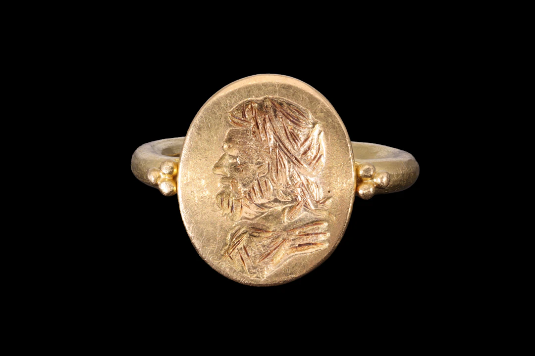 HELLENISTIC GOLD RING WITH PHILOSOPHER
