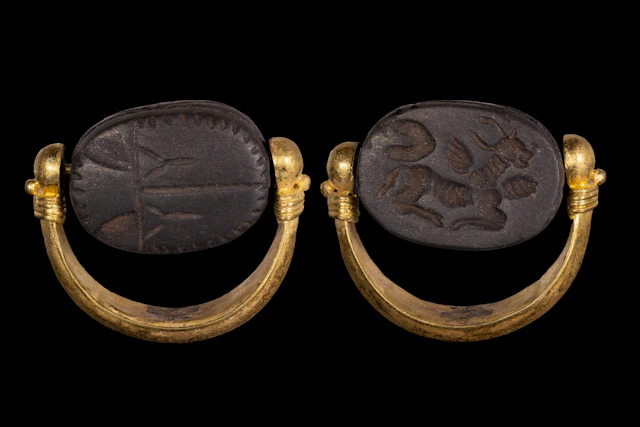 PHOENICIAN BLACK STONE SCARABOID WITH WINGED BULL IN GOLD SWIVEL RING