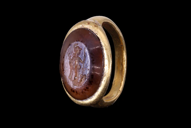 ROMAN GOLD RING WITH CARNELIAN INTAGLIO OF MINERVA