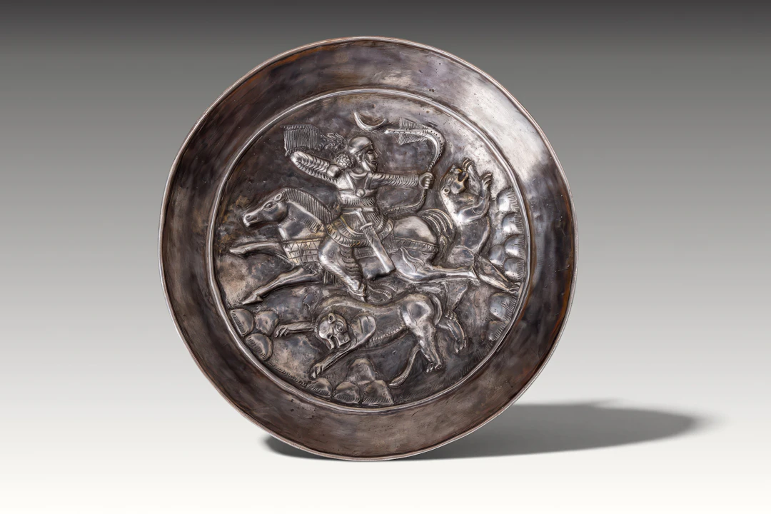 SASANIAN SOLID SILVER PLATE WITH KING HUNTING LIONS