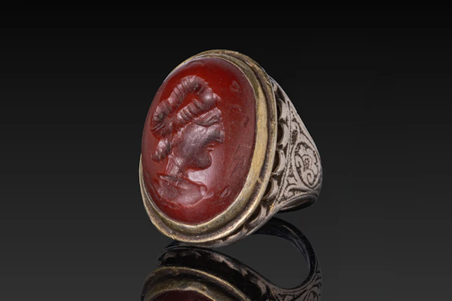 OTTOMAN OR QAJAR SILVER-GILT RING WITH RED STONE INTAGLIO PORTRAIT