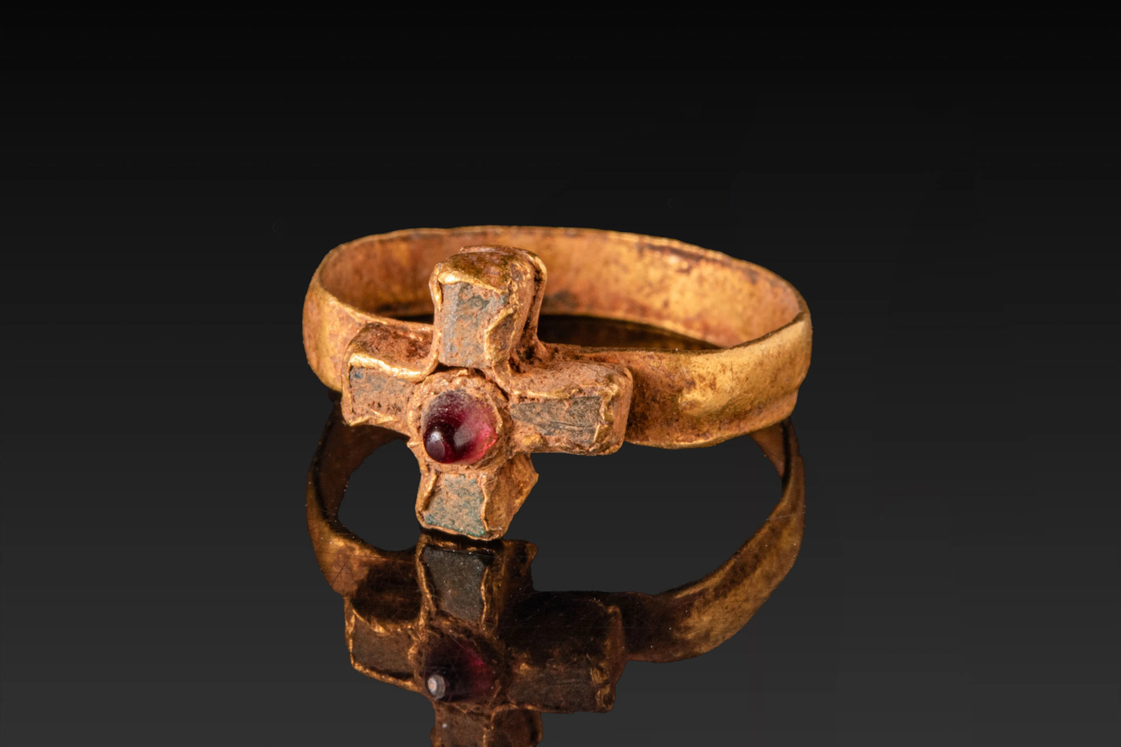 FRANKISH GOLD RING WITH INLAID CROSS AND CENTRAL GARNET CABOCHON