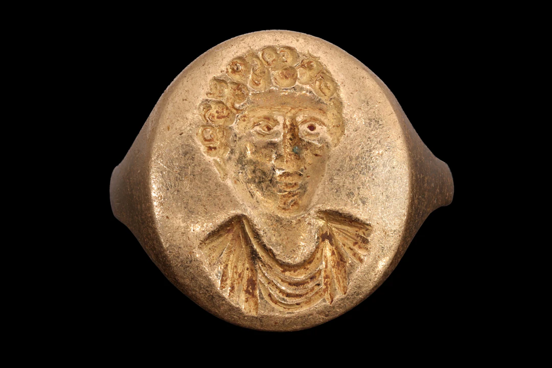 ROMAN SOLID GOLD RING WITH BUST OF YOUTH