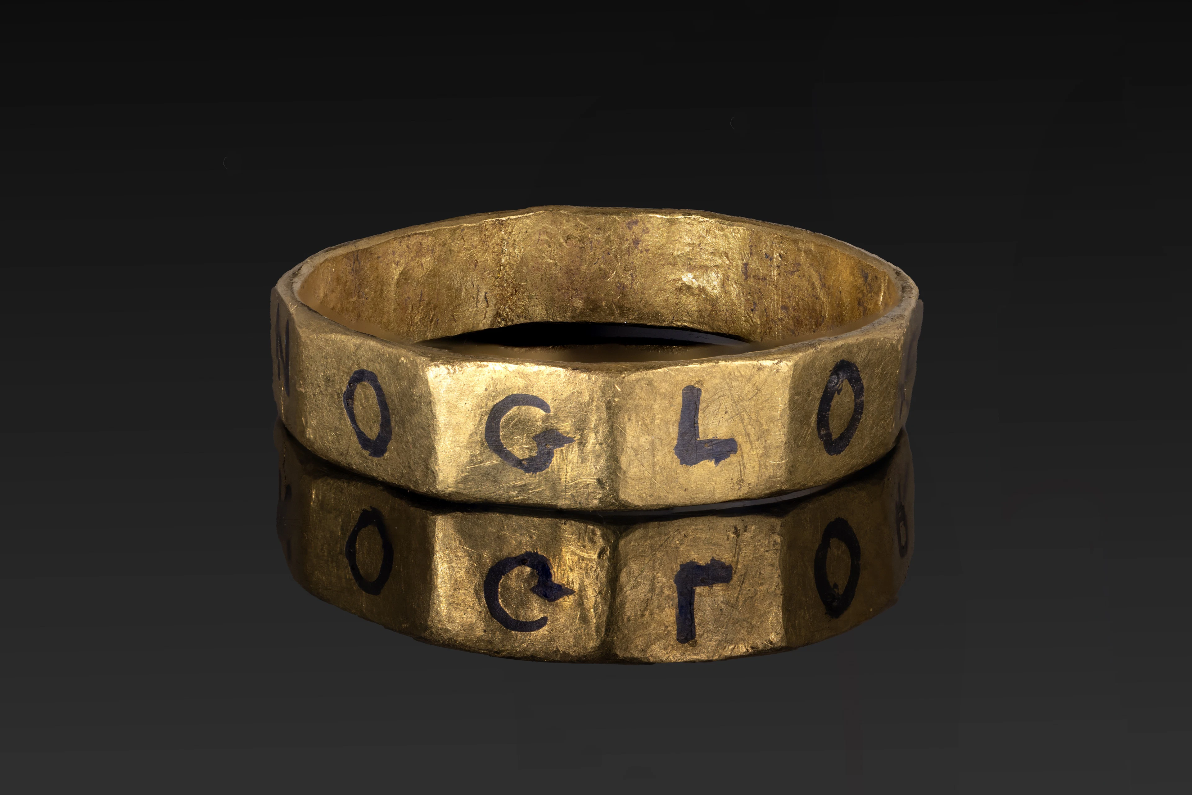 ROMAN GOLD AND NIELLO RING WITH INSCRIPTION 'GLORIA ROMANO'