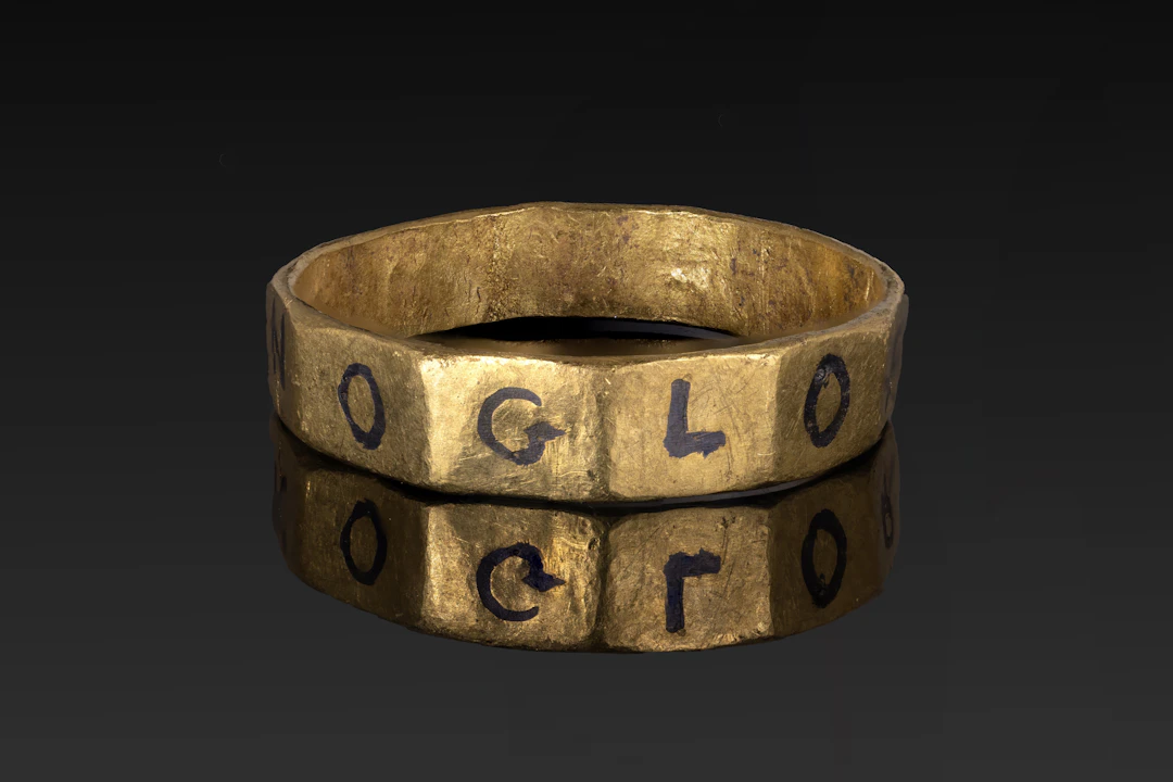 ROMAN GOLD AND NIELLO RING WITH INSCRIPTION 'GLORIA ROMANO'