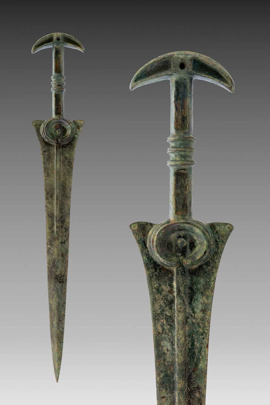 BRONZE AGE / EARLY GREEK PERIOD DAGGER WITH CRESCENT POMMEL
