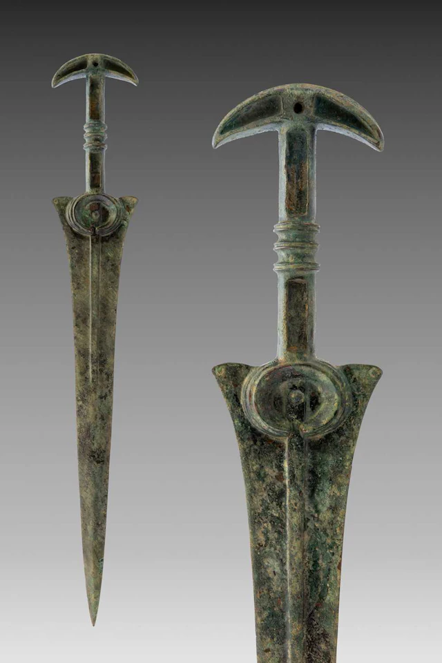 BRONZE AGE / EARLY GREEK PERIOD DAGGER WITH CRESCENT POMMEL