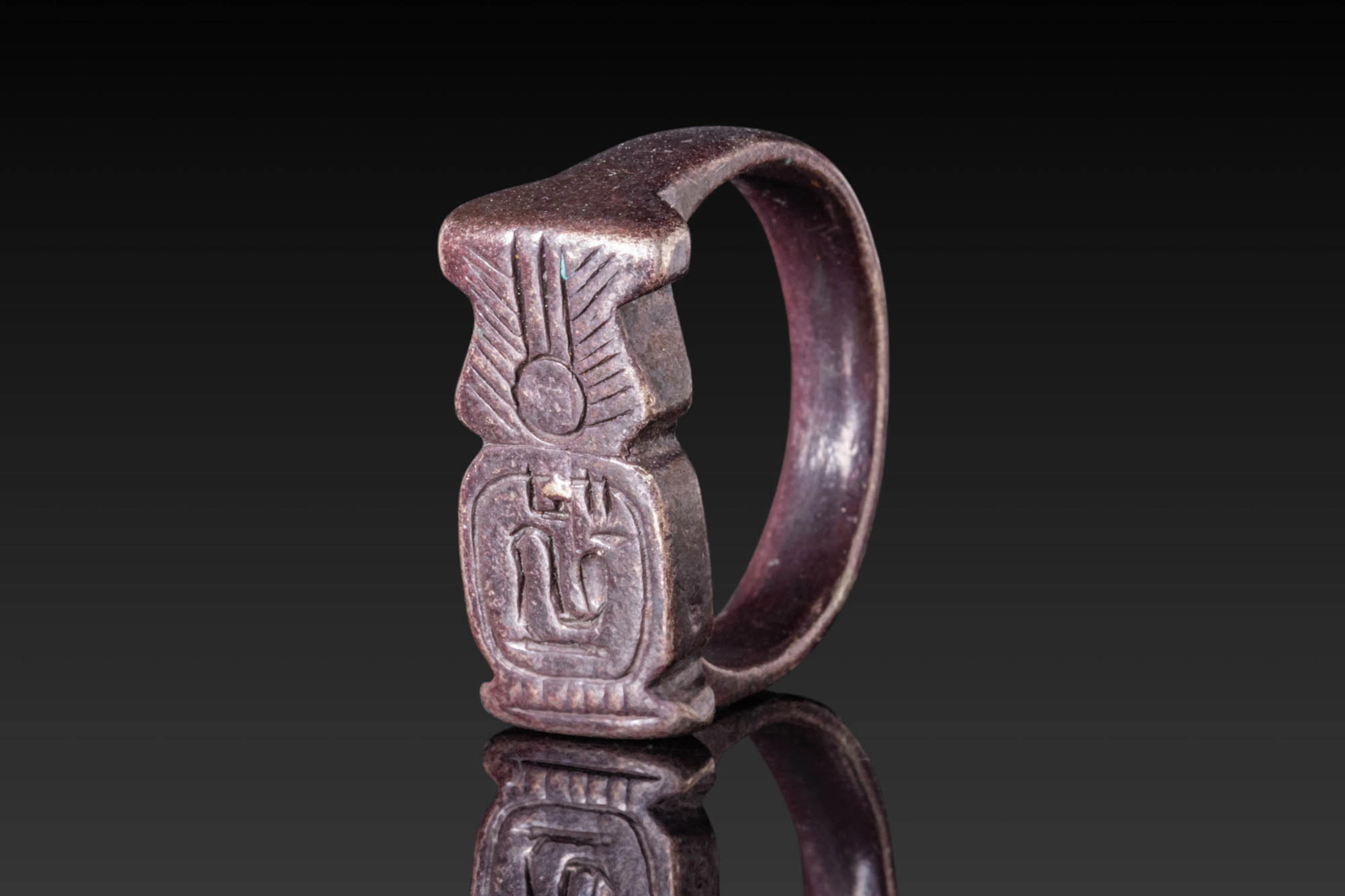 EGYPTIAN SILVER RING WITH CARTOUCHE-SHAPED BEZEL WITH HIEROGLYPHS