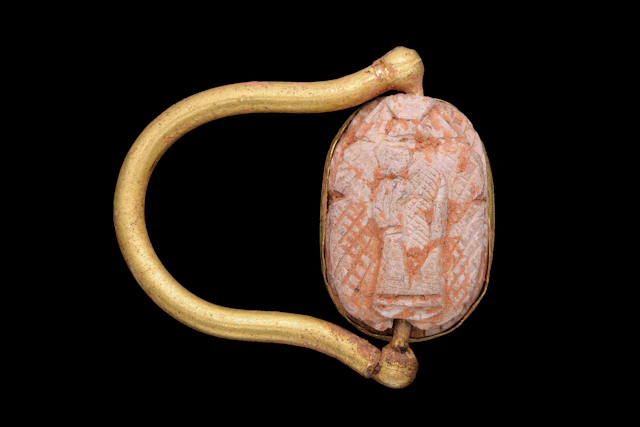EGYPTIAN GOLD SWIVEL RING WITH SCARAB