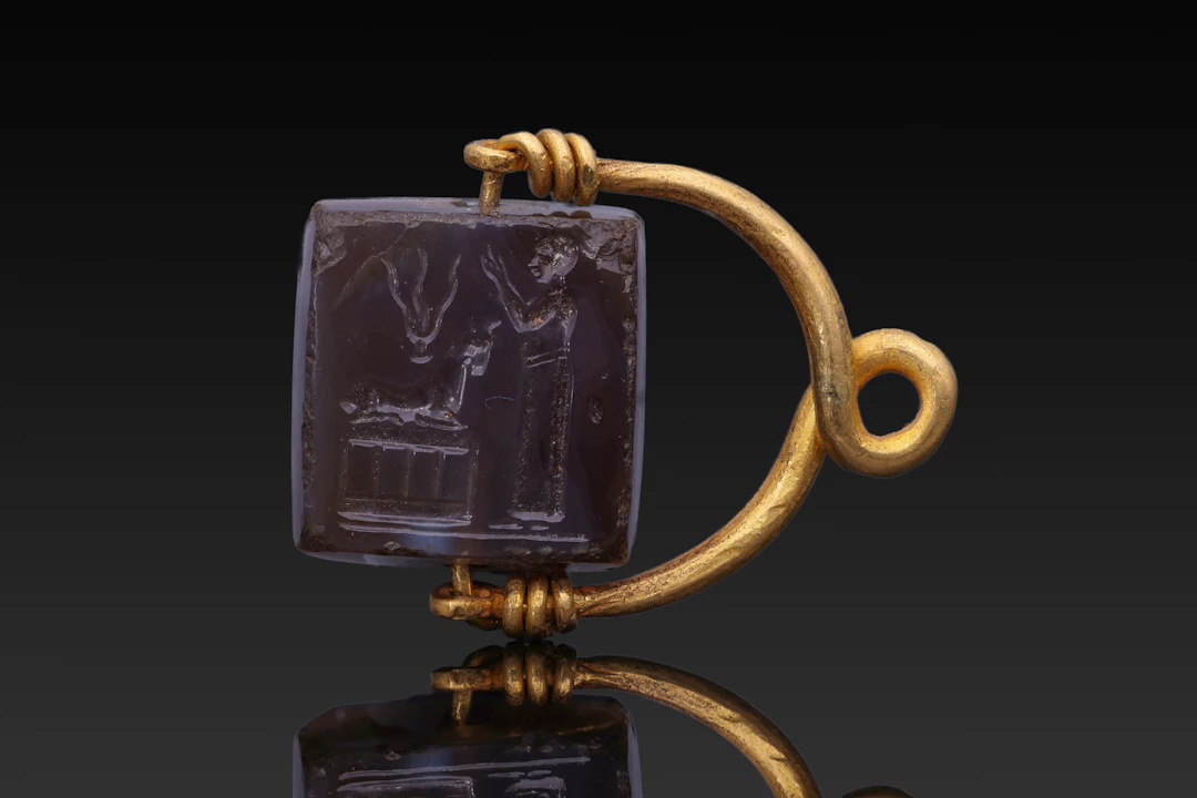 ROMAN AGATE INTAGLIO OF AN OFFERING SCENE IN GOLD PENDANT