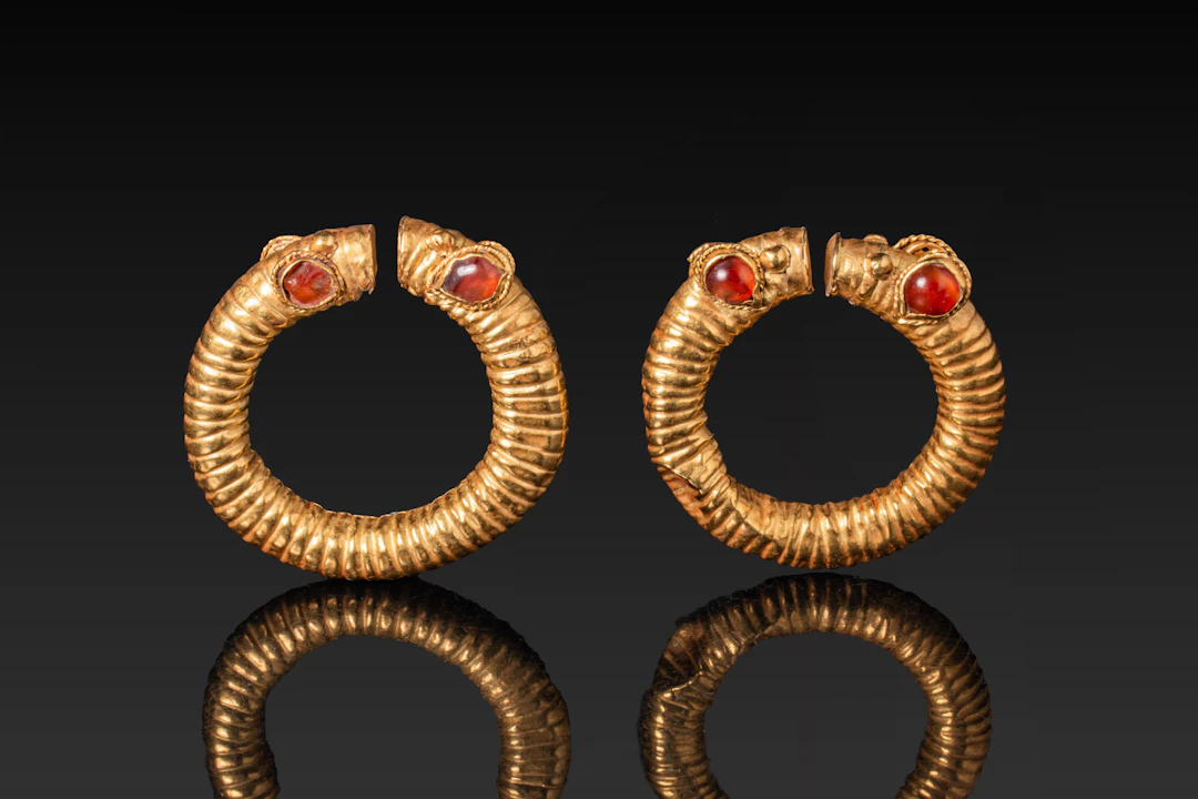 PAIR OF SASANIAN GOLD HAIR RINGS WITH CARNELIAN CABOCHONS