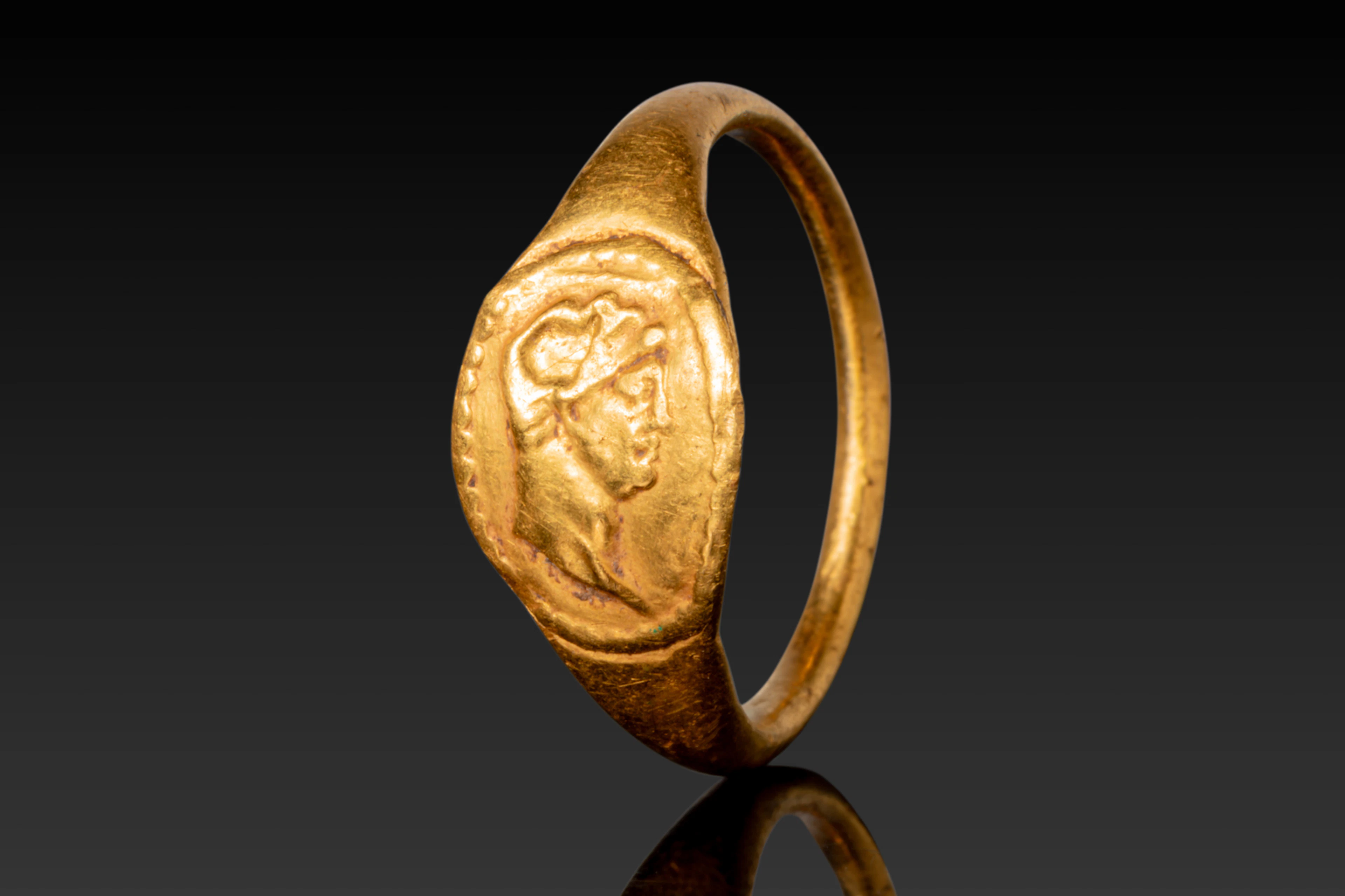 HELLENISTIC HIGH KARAT GOLD RING WITH RULER