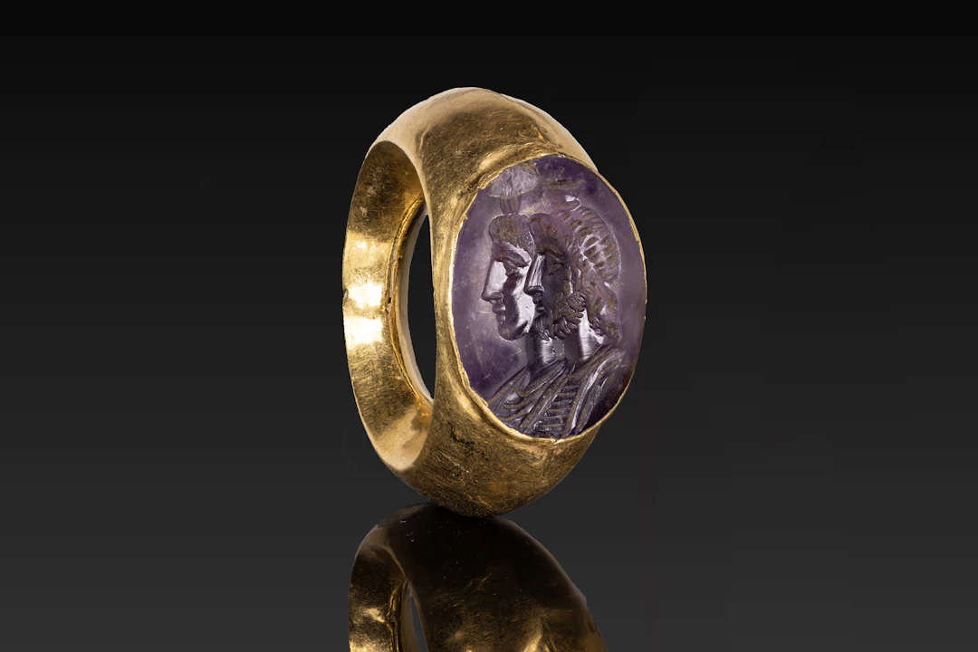 STUNNING ROMAN AMETHYST INTAGLIO OF A CAPITA IUGATA WITH SERAPIS IN GOLD RING