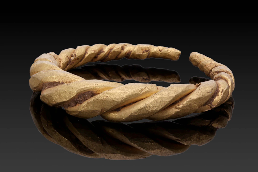 LARGE VIKING GOLD TWISTED RING
