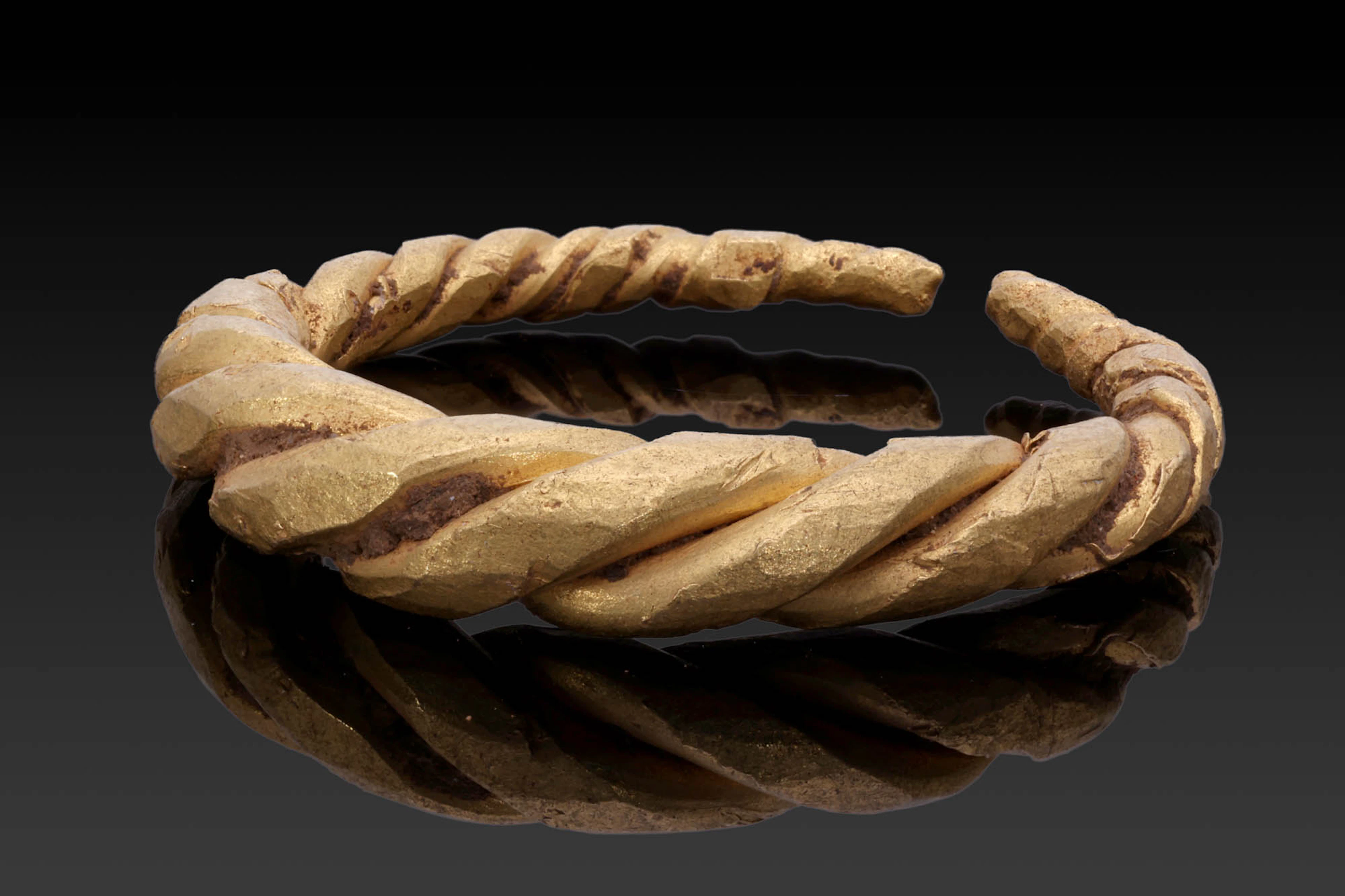 LARGE VIKING GOLD TWISTED RING
