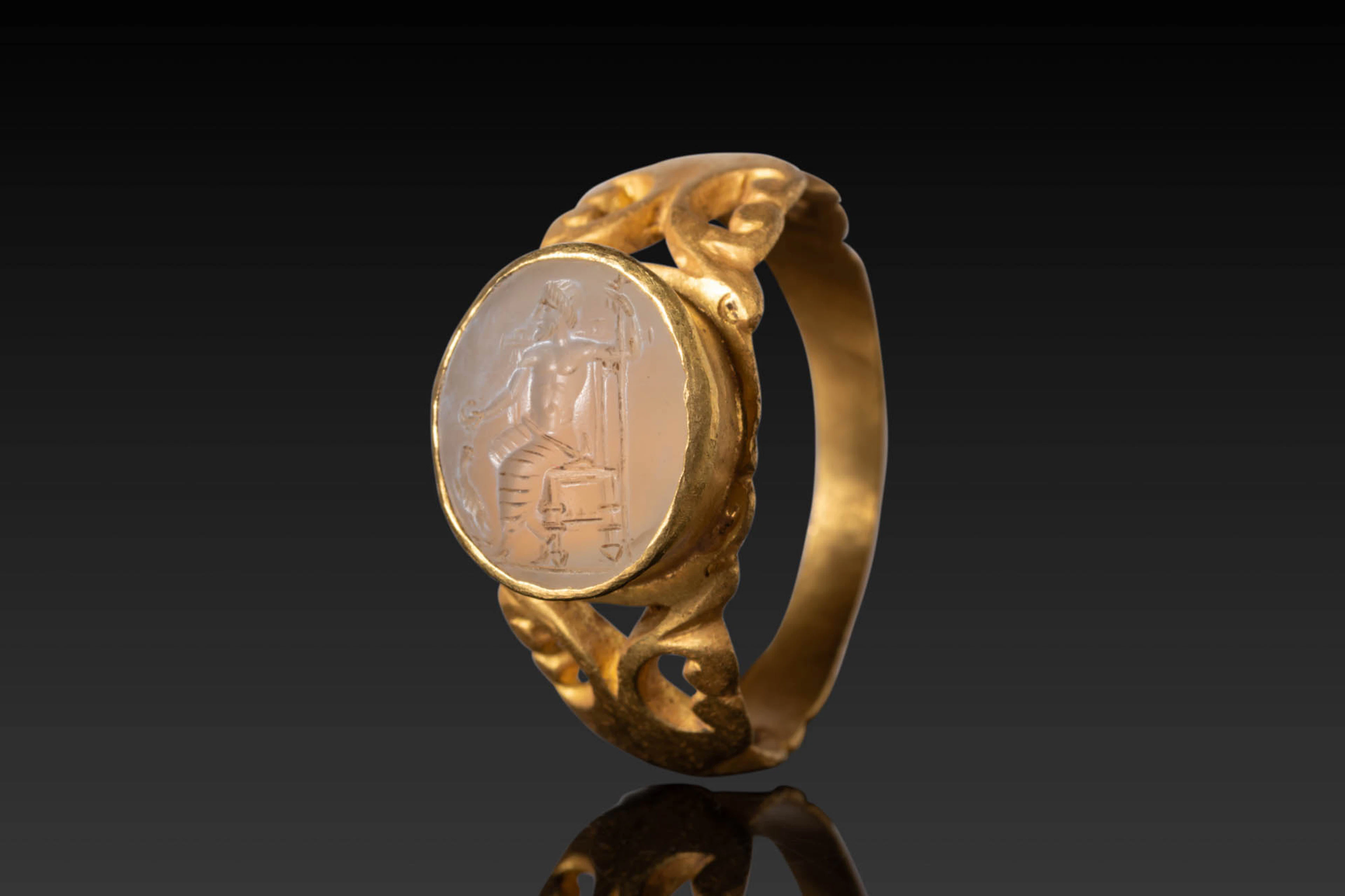 ROMAN HIGH KARAT GOLD RING WITH CHALCEDONY INTAGLIO DEPICTING ENTHRONED