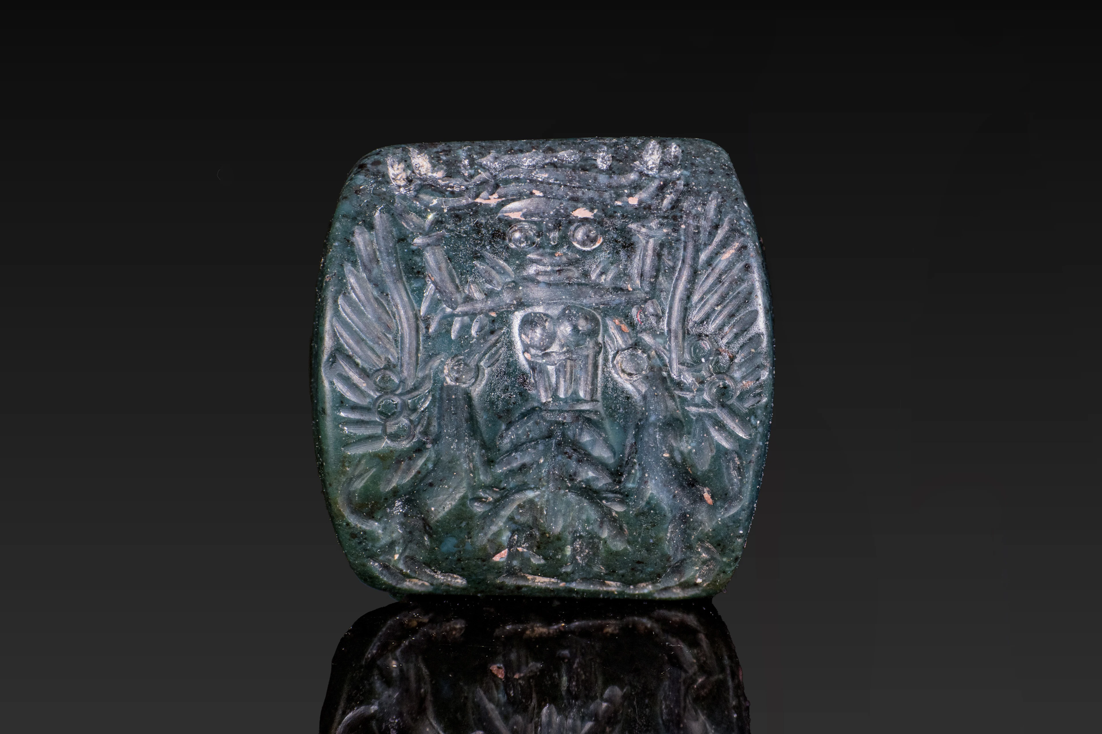 MINOAN SEAL BEAD WITH MASTER OF ANIMALS
