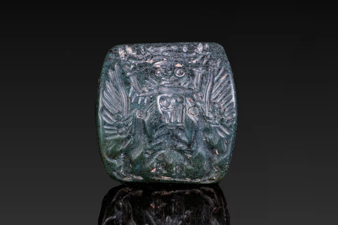 MINOAN SEAL BEAD WITH MASTER OF ANIMALS