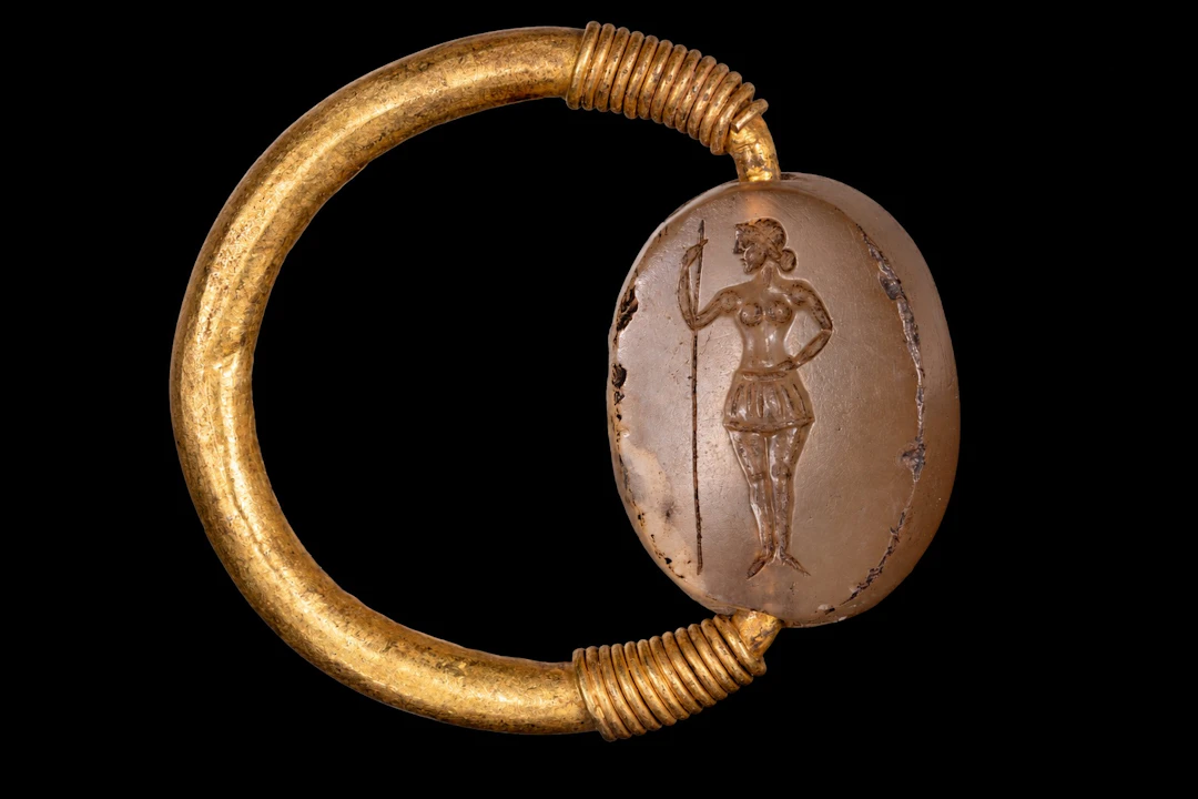GREEK GOLD SWIVEL RING WITH AGATE SCARAB ENGRAVED WITH APHRODITE VICTRIX