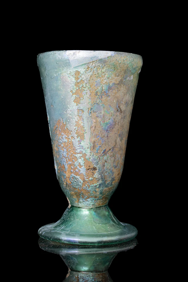 ROMAN TRANSLUCENT GLASS BEAKER