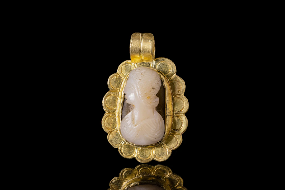 ROMAN GOLD PENDANT WITH AGATE CAMEO OF EMPRESS JULIA DOMNA