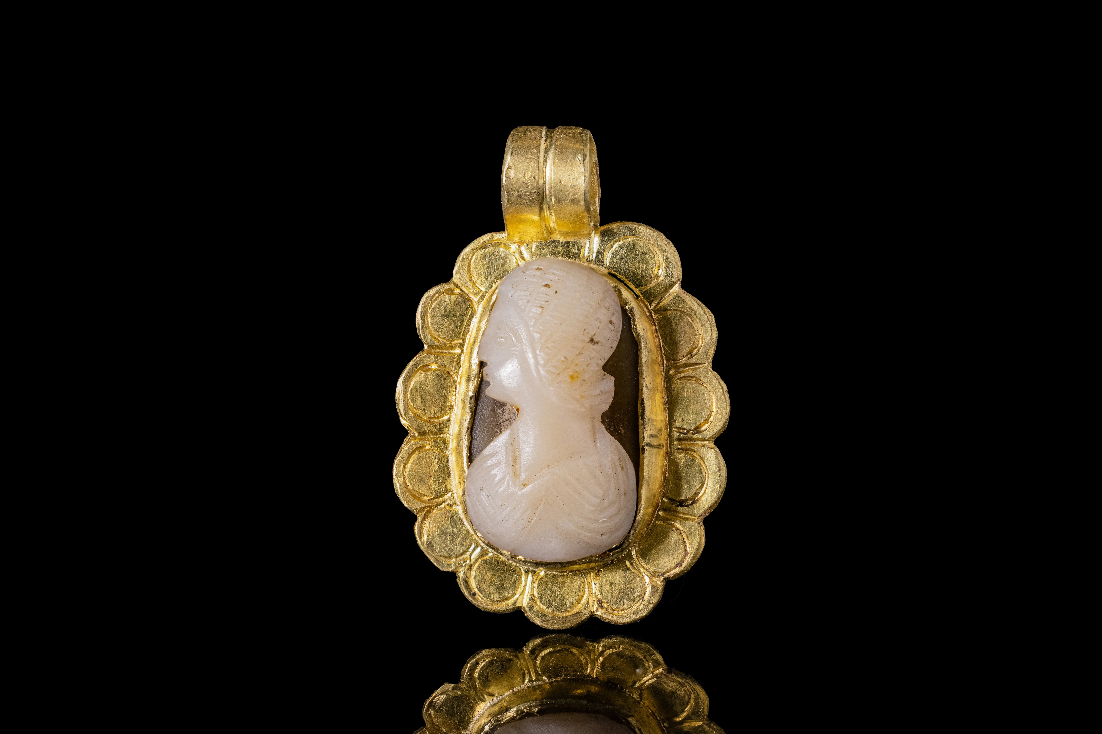 ROMAN GOLD PENDANT WITH AGATE CAMEO OF EMPRESS JULIA DOMNA