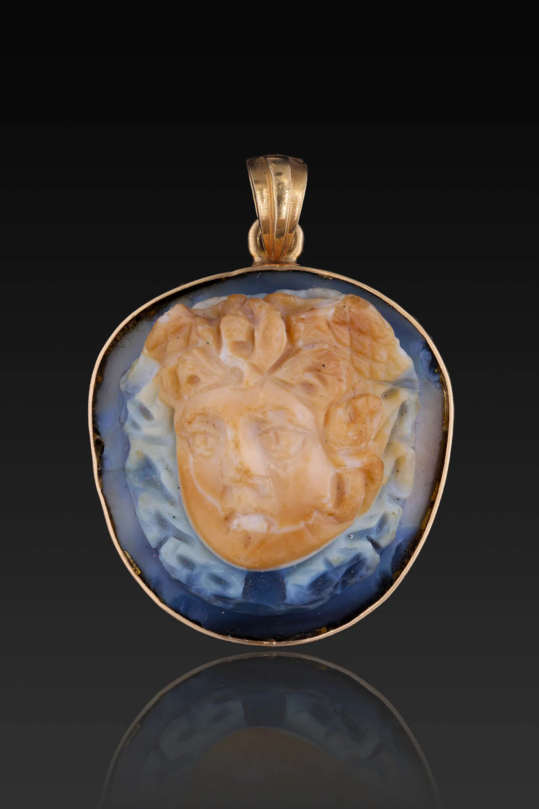 ROMAN AGATE CAMEO OF MEDUSA IN GOLD PENDANT