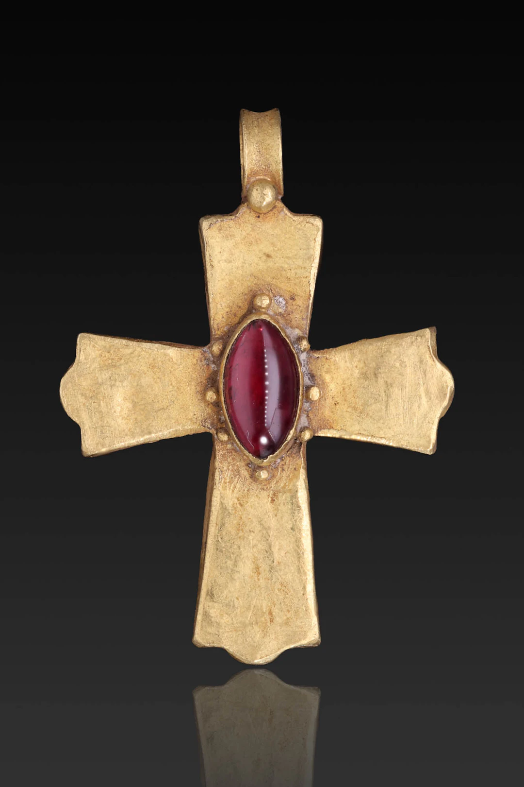 LATE BYZANTINE GOLD CROSS PENDANT WITH ALMOND-SHAPED CENTRAL GARNET CABOCHON