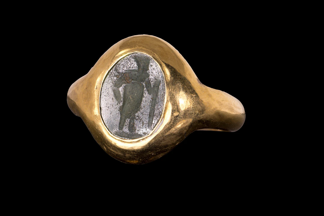 ROMAN GLASS INTAGLIO OF MERCURY IN GOLD RING