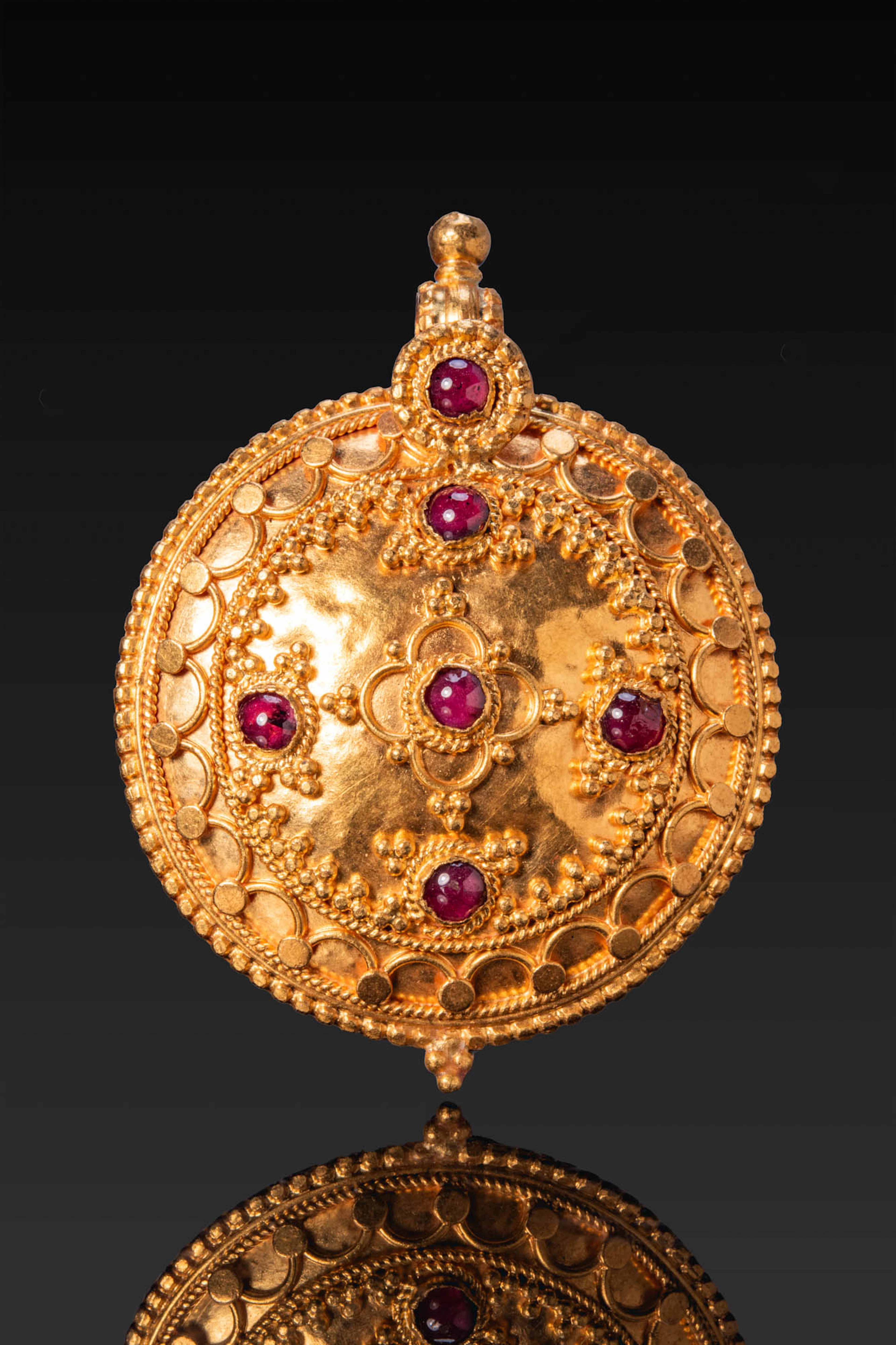 BYZANTINE LARGE GOLD AND GARNET MEDALLION
