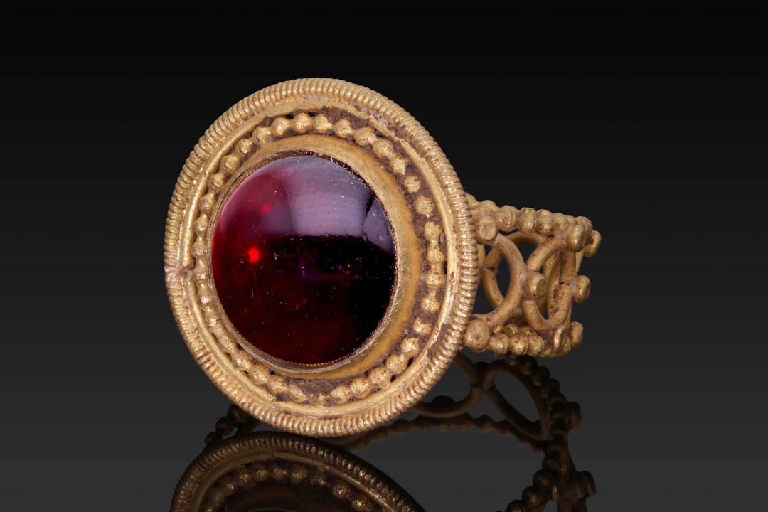 HELLENISTIC GARNET CABOCHON IN OPENWORK GOLD RING
