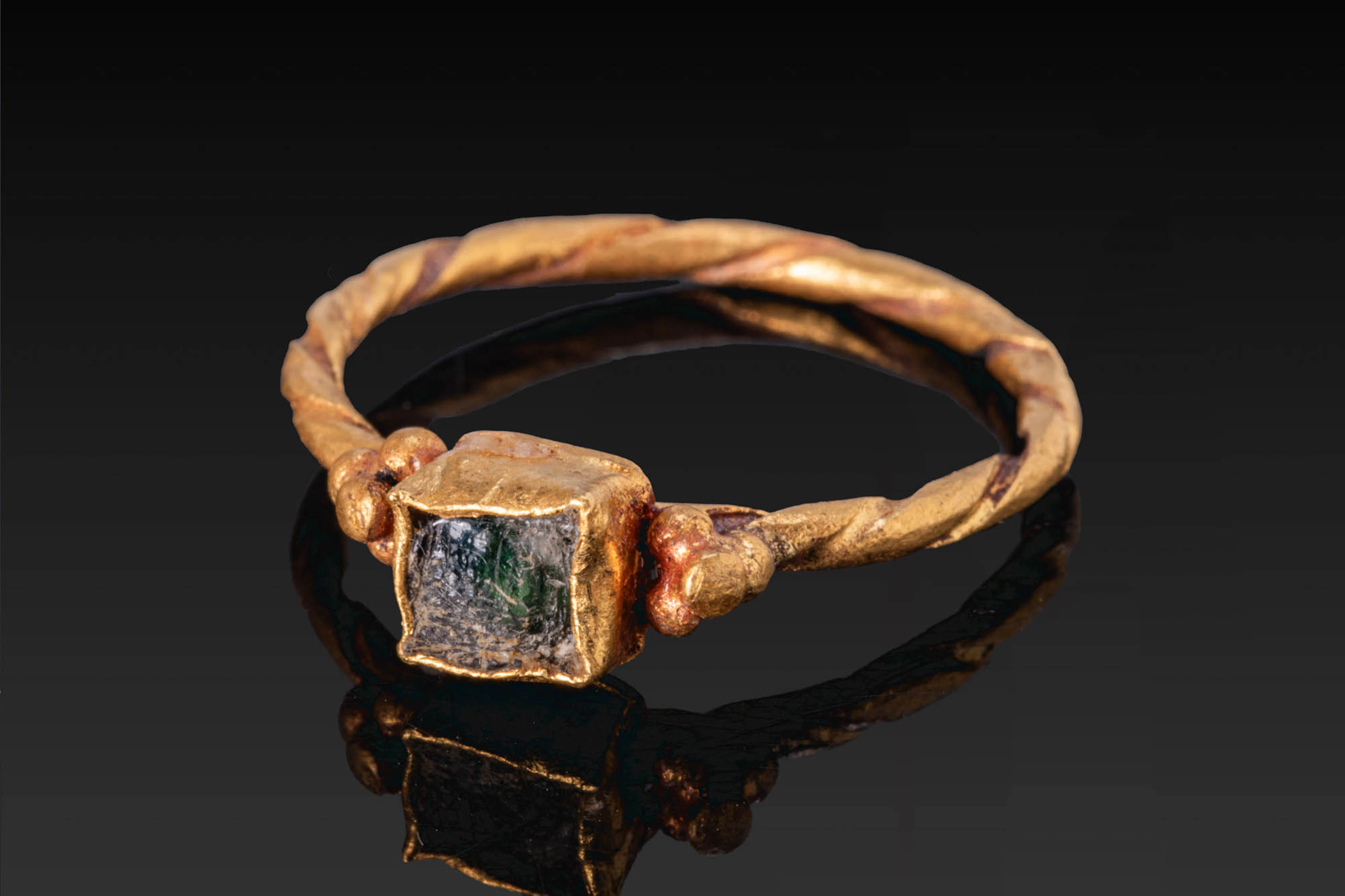 EARLY BYZANTINE GOLD TWISTED RING WITH GLASS CABOCHON