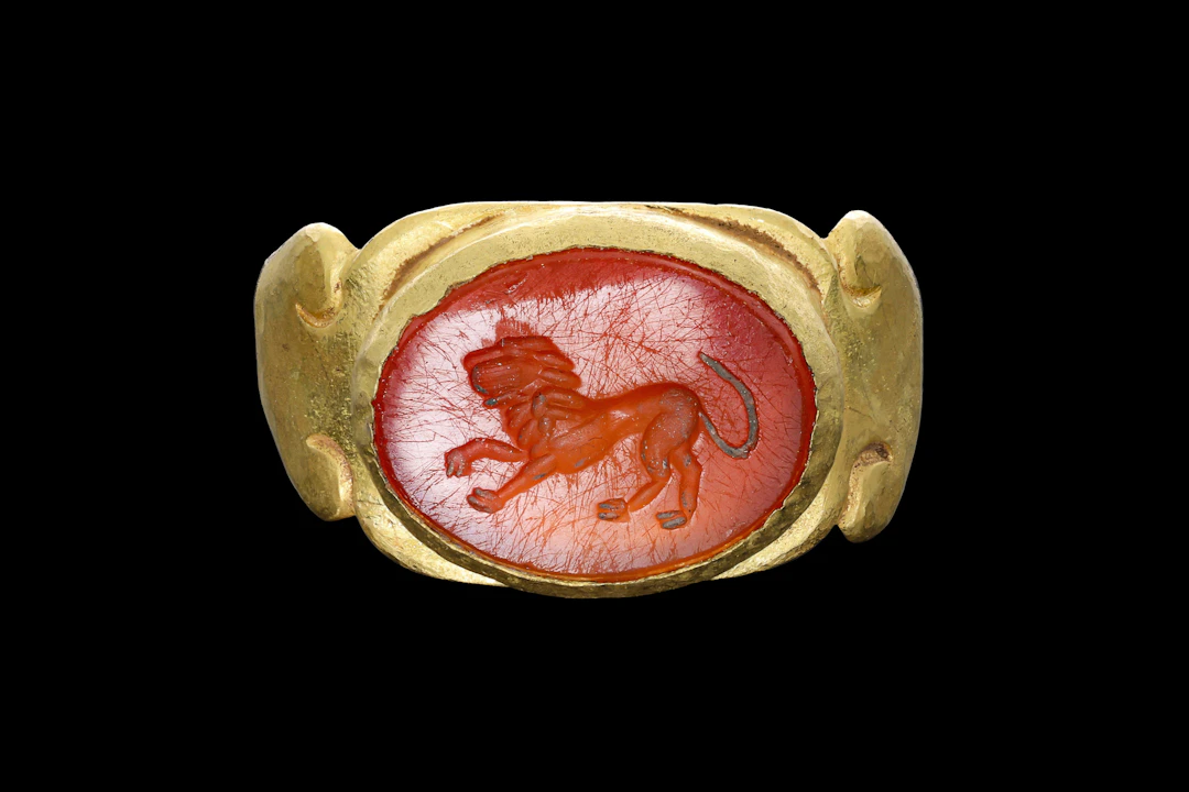 LATE ROMAN GOLD RING WITH CARNELIAN INTAGLIO OF A LION