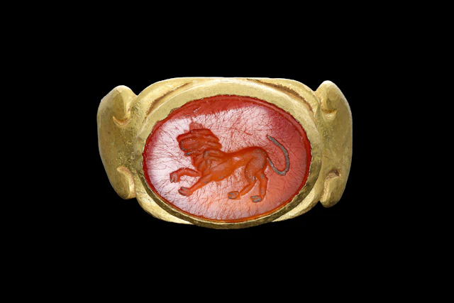 LATE ROMAN GOLD RING WITH CARNELIAN INTAGLIO OF A LION