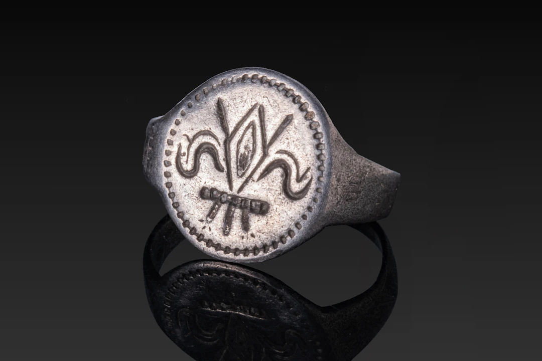 MEDIEVAL SILVER RING WITH GEOMETRIC SYMBOLS