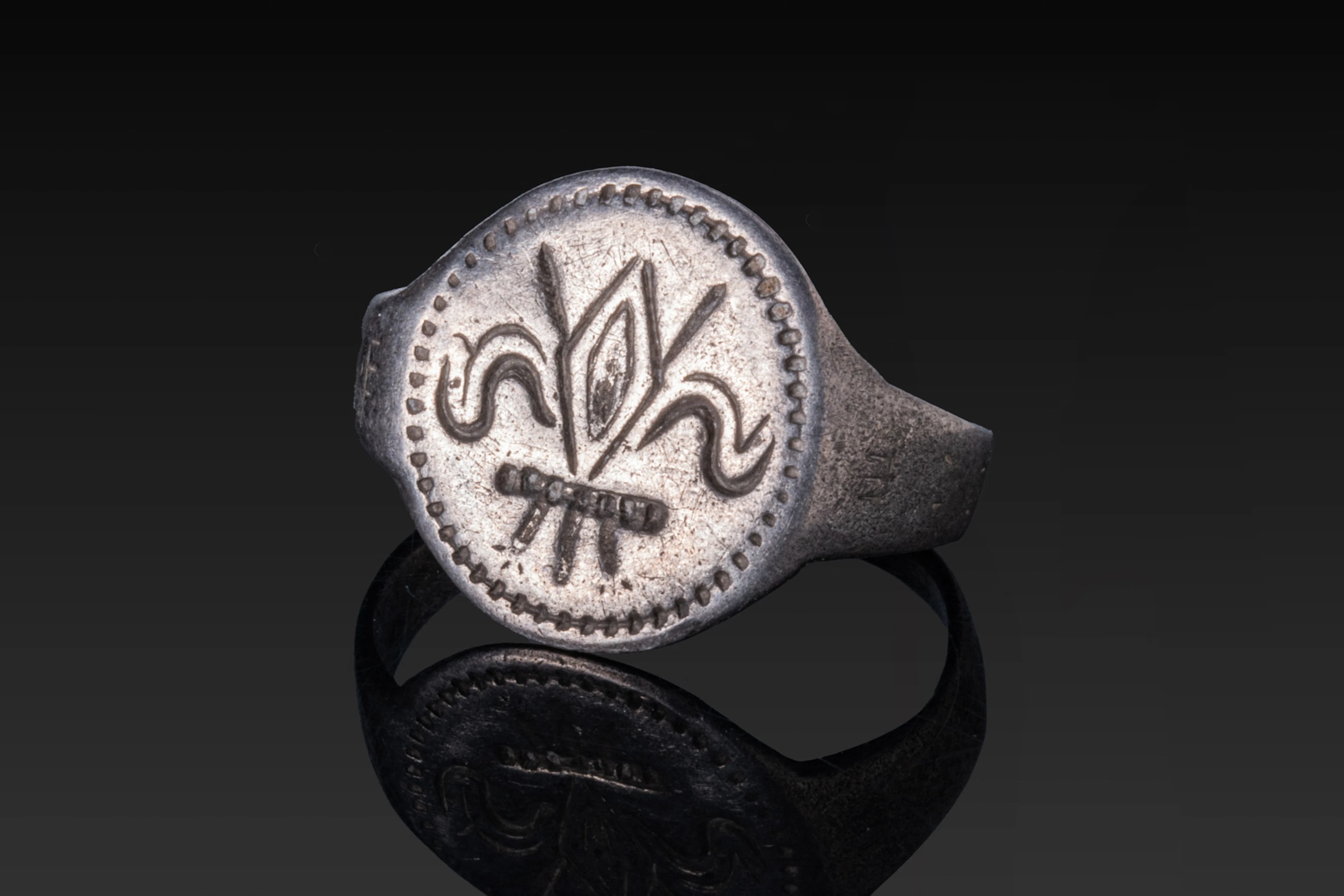 MEDIEVAL SILVER RING WITH GEOMETRIC SYMBOLS