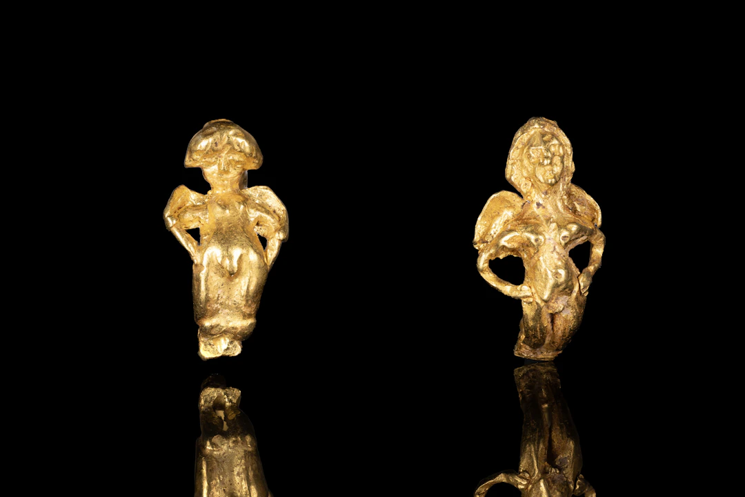 PAIR OF HELLENISTIC GOLD EARRINGS WITH EROS