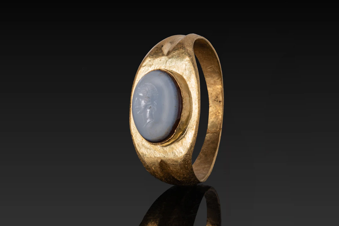 ROMAN HIGH KARAT GOLD RING WITH NICOLO INTAGLIO OF AN ATHLETE BUST